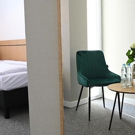 Hotel Parrot Raszyn Bagian luar foto