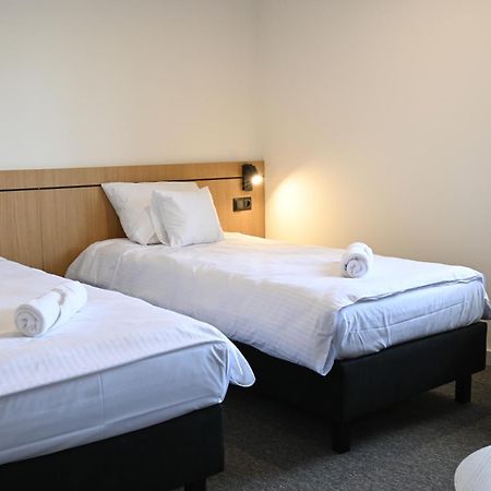 Hotel Parrot Raszyn Bagian luar foto