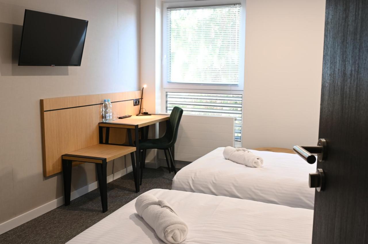 Hotel Parrot Raszyn Bagian luar foto
