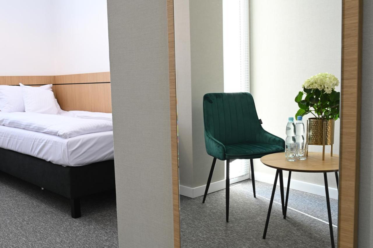 Hotel Parrot Raszyn Bagian luar foto