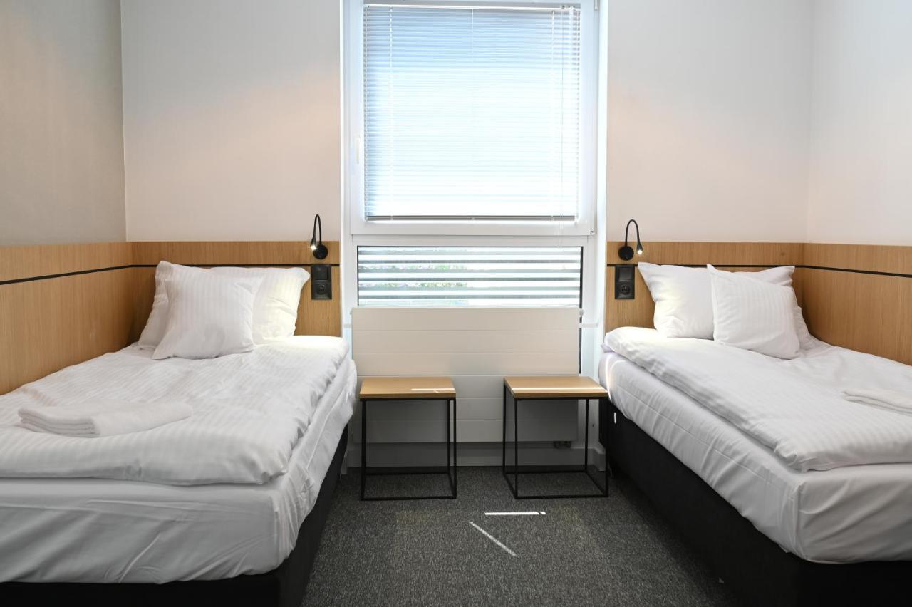 Hotel Parrot Raszyn Bagian luar foto
