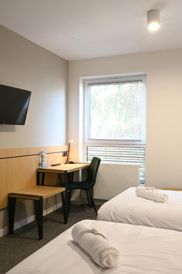 Hotel Parrot Raszyn Bagian luar foto