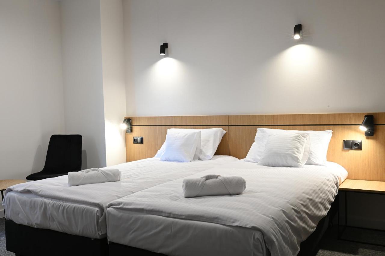 Hotel Parrot Raszyn Bagian luar foto