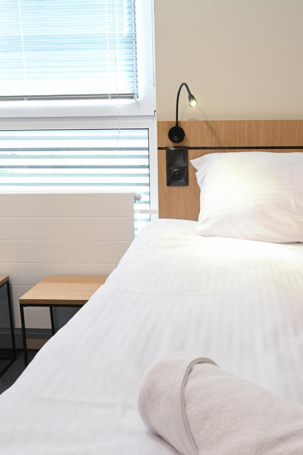 Hotel Parrot Raszyn Bagian luar foto