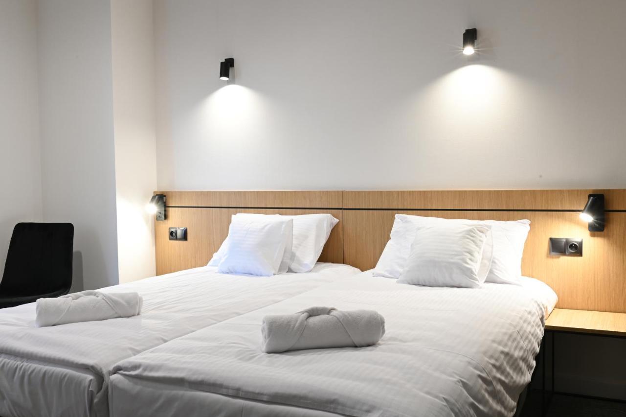 Hotel Parrot Raszyn Bagian luar foto