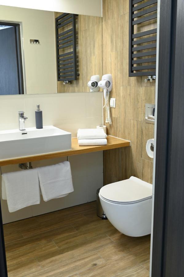 Hotel Parrot Raszyn Bagian luar foto
