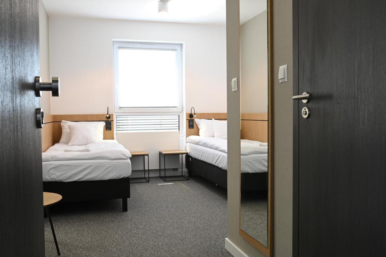 Hotel Parrot Raszyn Bagian luar foto