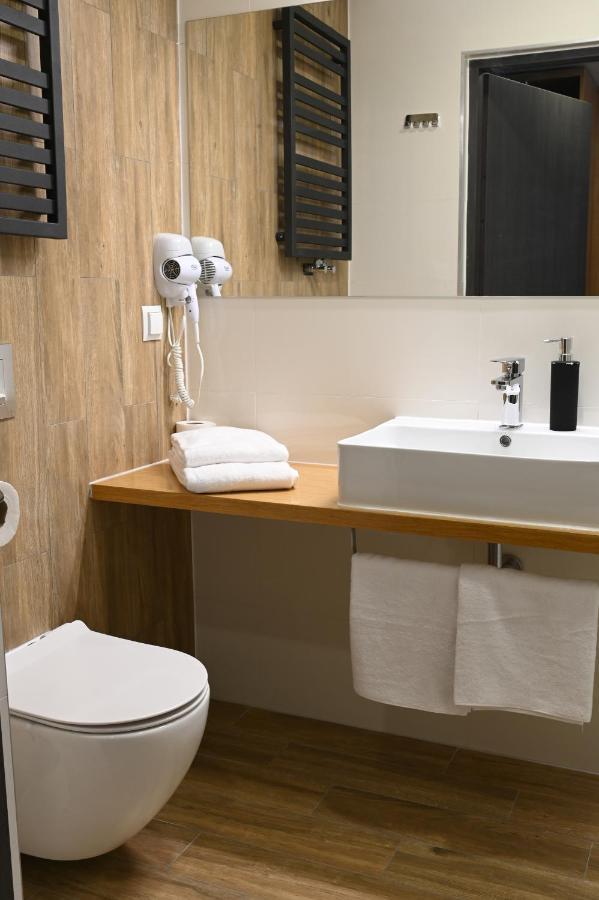 Hotel Parrot Raszyn Bagian luar foto