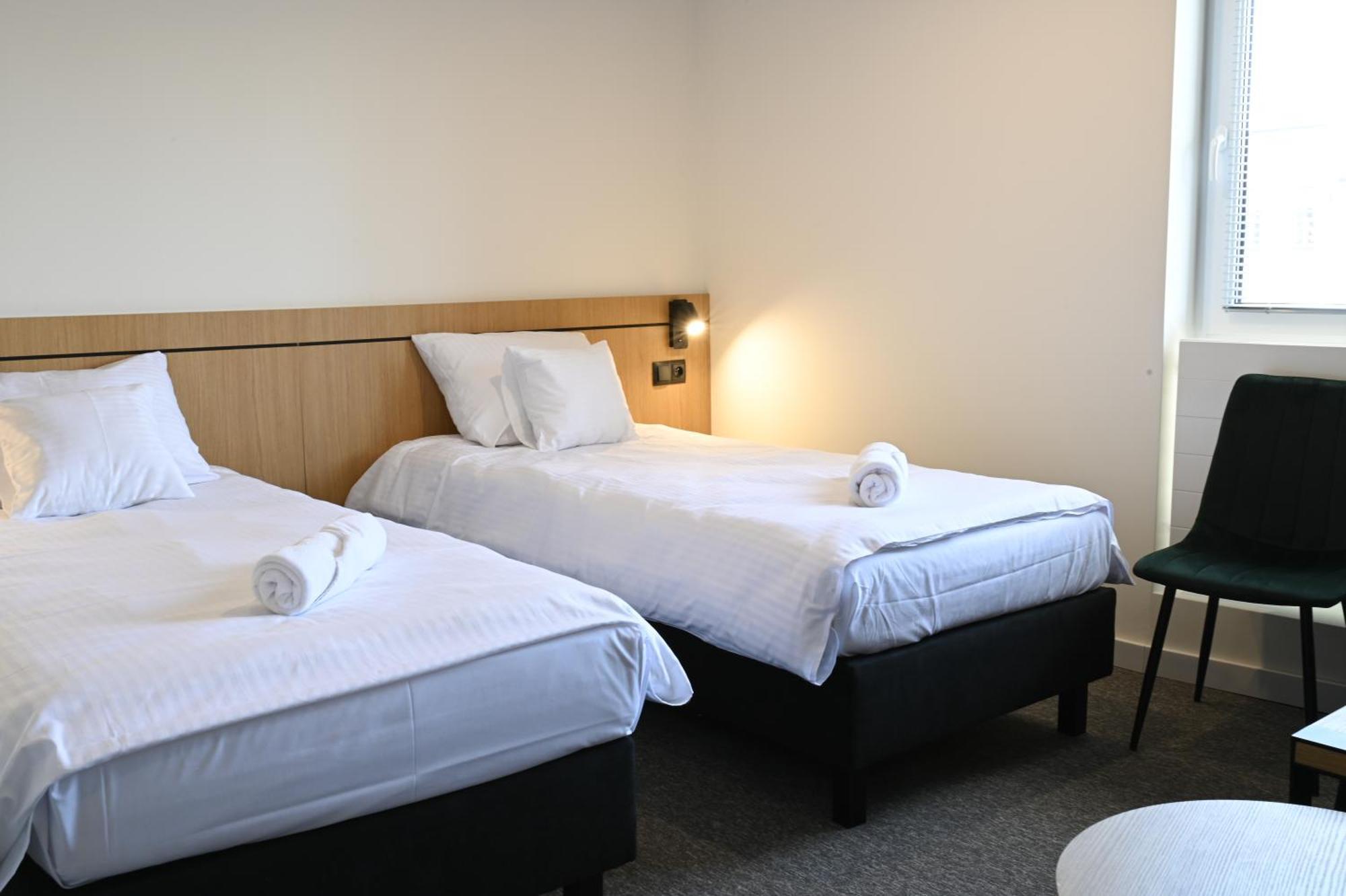 Hotel Parrot Raszyn Bagian luar foto