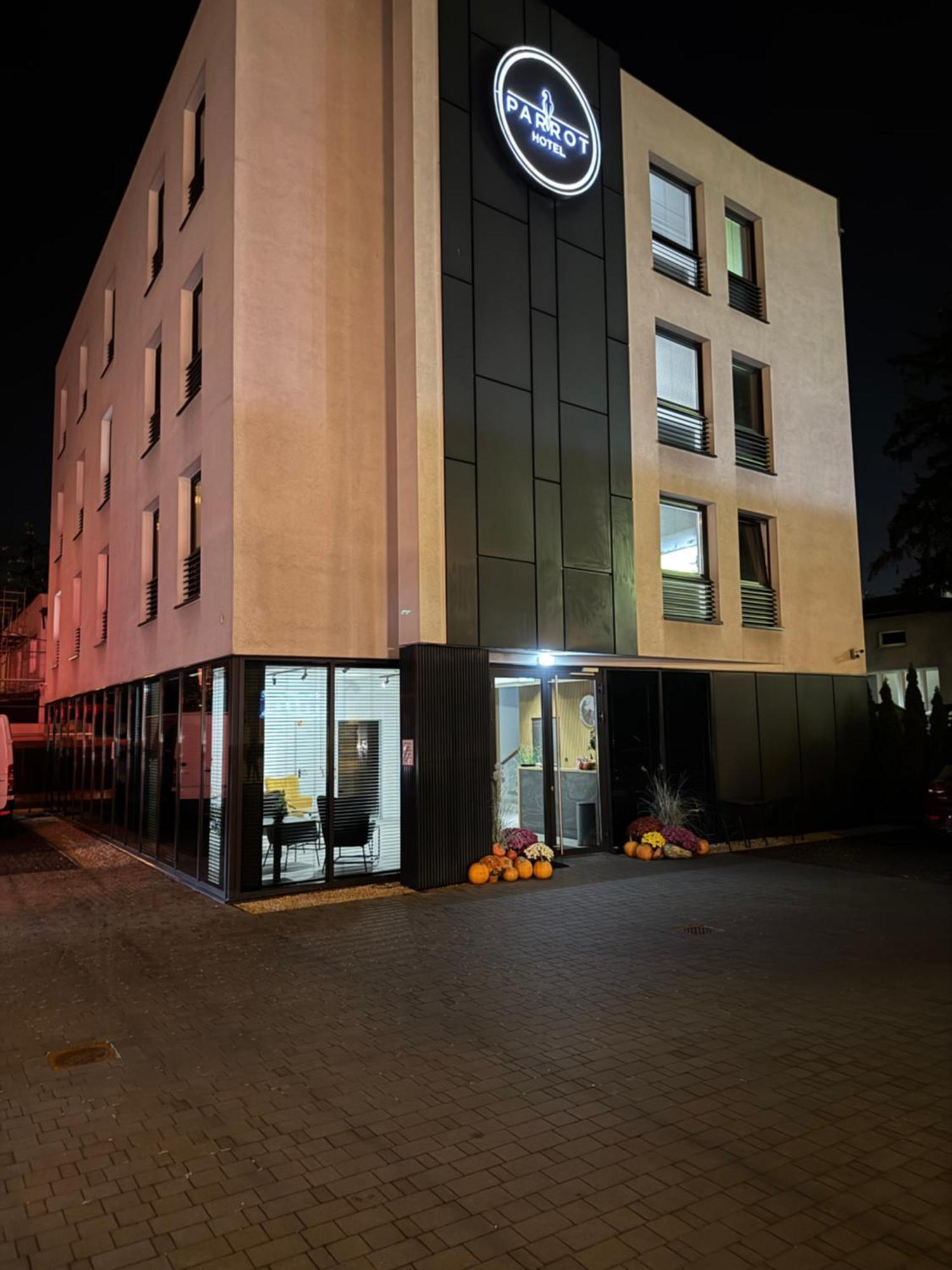Hotel Parrot Raszyn Bagian luar foto